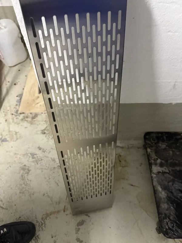 Gelochte Metallabdeckung nach der Reinigung im EcoCleanTiger