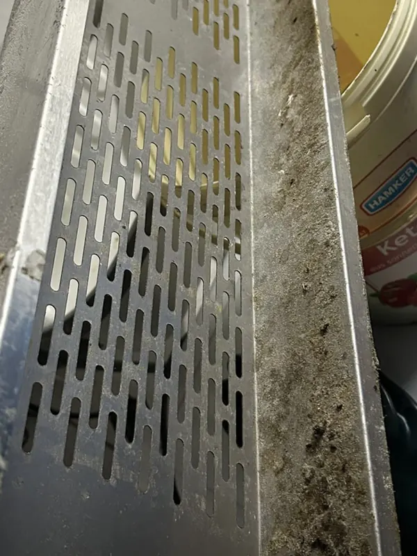 Gelochte Metallabdeckung vor der Reinigung