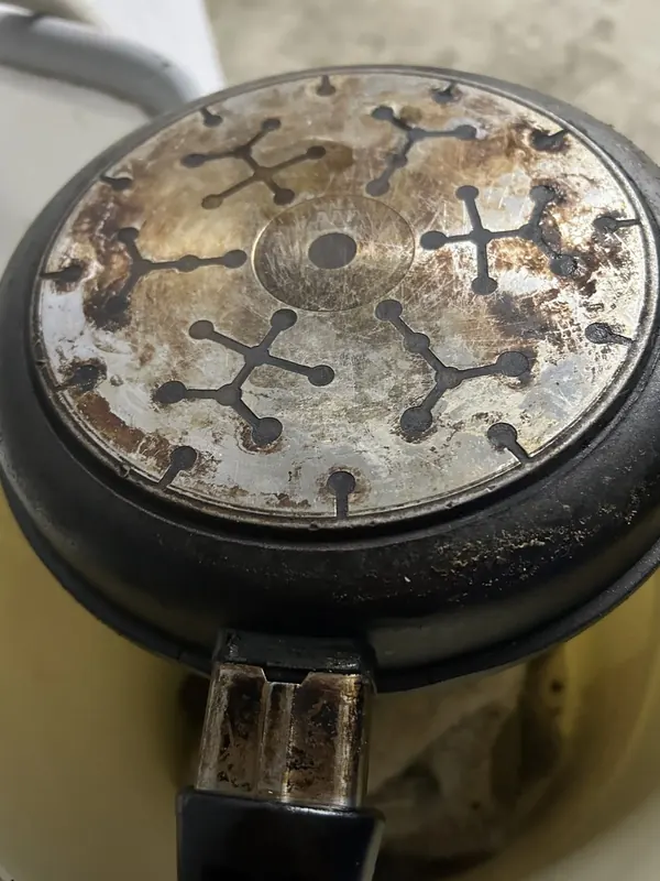 Pfannenboden, Beispiel 2 vor der Reinigung